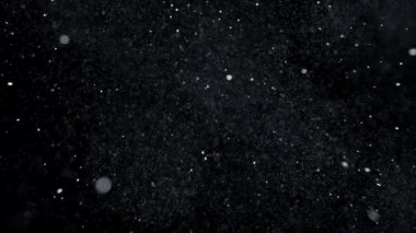 Siyah zemine yavaşça düşen Noel karı