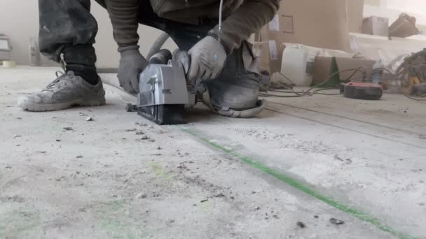 남자는 차단기로 장치를 설치하기 위하여 바닥에 들어간 만든다 클로즈업 — 비디오