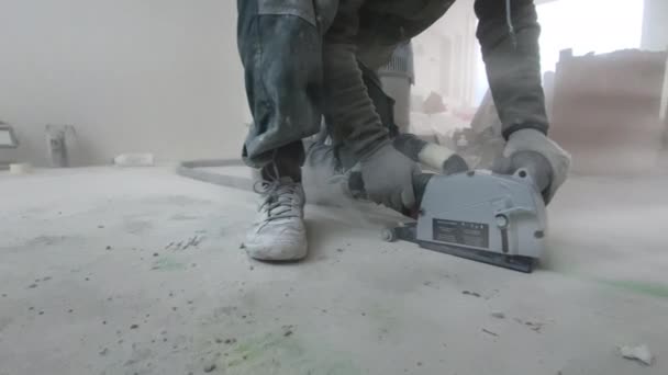 남자는 차단기로 장치를 설치하기 위하여 바닥에 들어간 만든다 클로즈업 — 비디오