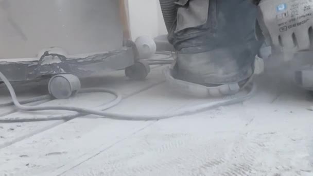 Uomo Incavi Nel Pavimento Cemento Installazione Riscaldamento Pavimento Con Cacciatore — Video Stock