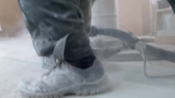 Ένας Άνθρωπος Κάνει Εσοχές Στο Τσιμεντένιο Πάτωμα Για Την Εγκατάσταση — Αρχείο Βίντεο