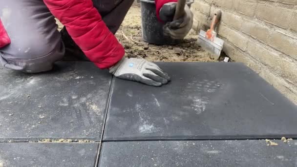 Trabajador Colocando Losas Pavimentación Calle Golpeando Piedra Con Martillo — Vídeos de Stock