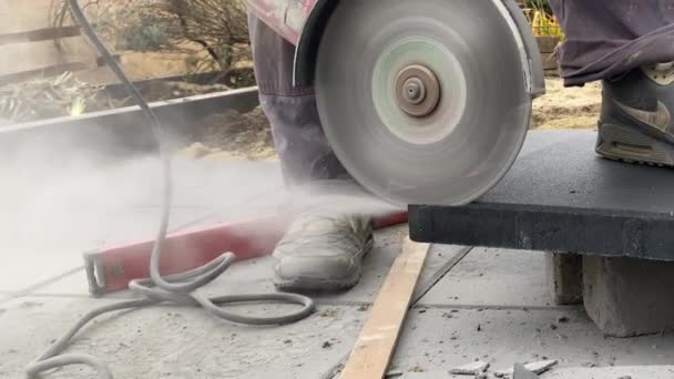 Constructor Corta Losas Pavimentación Utilizando Amoladora Angular Haciendo Nubes Polvo — Vídeos de Stock