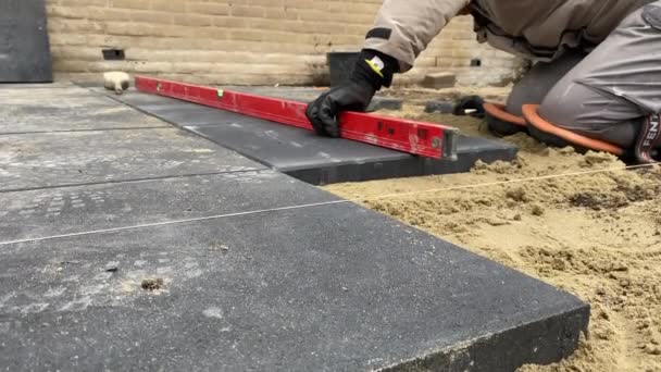 Trabalhador Que Coloca Lajes Pavimentação Rua — Vídeo de Stock