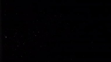 Noel kar taneleri sert bir rüzgarla uçup gidiyor.