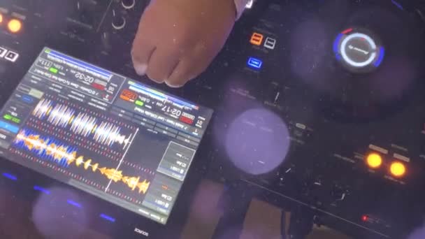 Руки Торкаються Кнопок Повзунків Які Відтворюють Електронну Музику — стокове відео