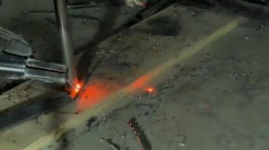 Kaynak makinesi kullanarak argon veya elektrot ile kaynak yapmak. Kıvılcımlar ve parıltılar uçuşuyor.