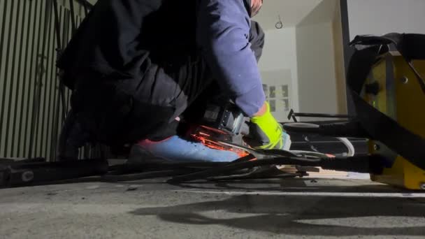 一个工业工人用金属在角磨床上工作 工人用角磨床喷出的火花切割磨料和抛光钢件 — 图库视频影像