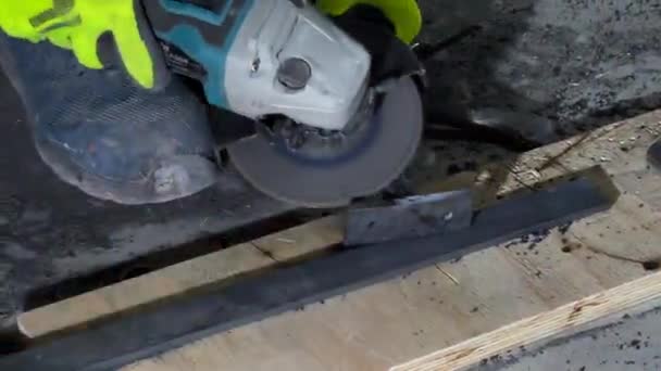 Trabajador Industrial Trabaja Con Metal Una Amoladora Angular Trabajador Corta — Vídeo de stock