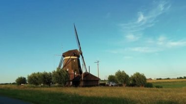 Meşhur Hollanda ahşap yel değirmenleri. Yaz akşamı kırsalında. Hollanda 'nın renkli açık hava manzarası.