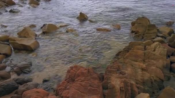 海浪拍打岩石的海岸 — 图库视频影像