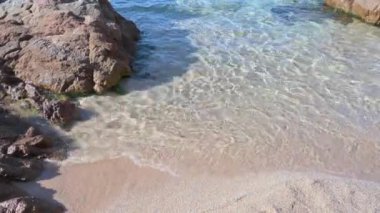 kayalık sahil karşı çökmesini dalgaları