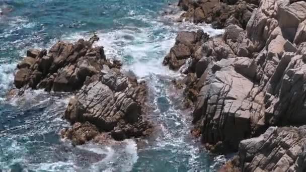 Волны Бьющиеся Скалистый Берег — стоковое видео