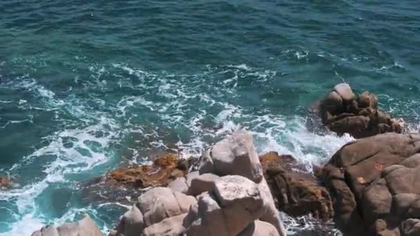 岩の多い海岸に打ち寄せる波 — ストック動画
