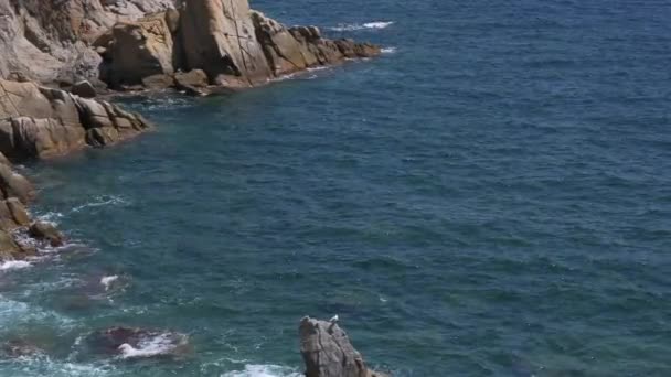 岩場に衝突する波 クリスタルターコイズカラーの海と美しい海 4Kについて — ストック動画