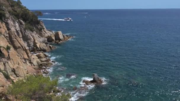 美丽的海景与帆船在夏天的一天海湾水晶绿松石色的大海4K — 图库视频影像