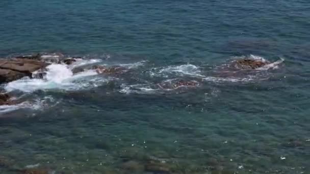 Ondas Caem Costa Rochosa Bela Paisagem Marinha Com Mar Azul — Vídeo de Stock