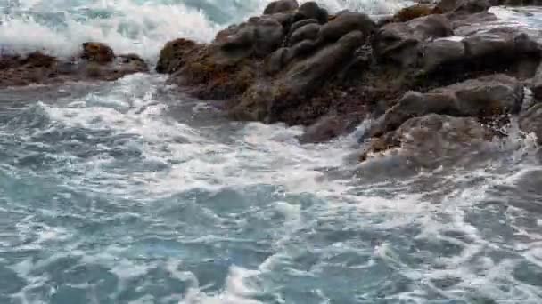 Волны Разбиваются Скалистом Берегу Красивый Морской Пейзаж Кристально Чистым Бирюзовым — стоковое видео
