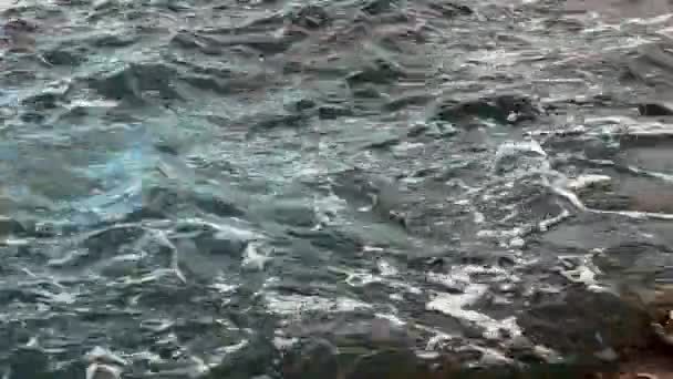Хвилі Падають Скелястий Берег Красивий Морський Пейзаж Кришталево Бірюзовим Морем — стокове відео