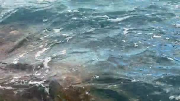 Κύματα Πέφτουν Στη Βραχώδη Ακτή Όμορφη Θαλασσογραφία Κρυστάλλινο Τυρκουάζ Θάλασσα — Αρχείο Βίντεο