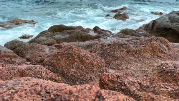 Волны Разбиваются Скалистом Берегу Красивый Морской Пейзаж Кристально Чистым Бирюзовым — стоковое видео
