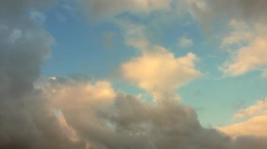 Arkaplan olarak mavi gökyüzünde kabarık bulutlar