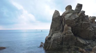 Dalgalar kayalık kıyıya çarpar. Kristal turkuaz denizli güzel deniz manzarası. 