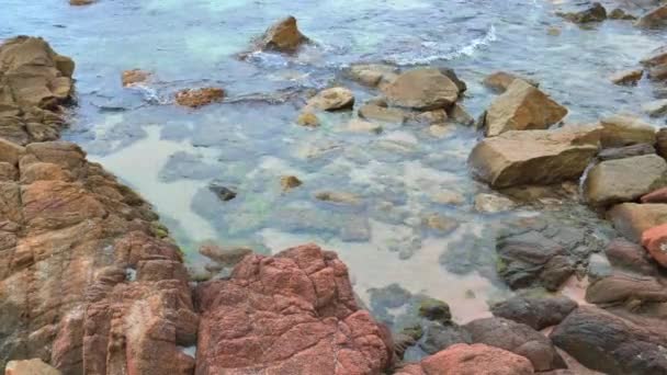 Fale Rozbijają Się Skalistym Brzegu Piękny Morski Krajobraz Krystalicznie Turkusowym — Wideo stockowe