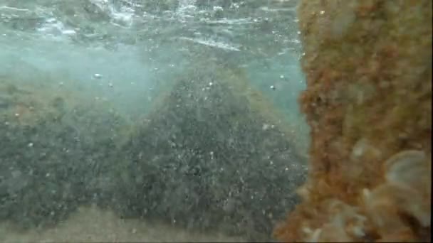 水中で撮影する クリスタルターコイズ海の波が岩場に衝突 — ストック動画