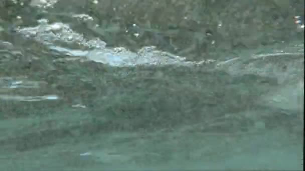 在水下射击绿松石般的海浪冲击着岩石海岸 — 图库视频影像