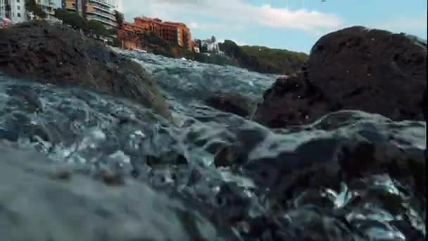 水中で撮影する クリスタルターコイズ海の波が岩場に衝突 — ストック動画