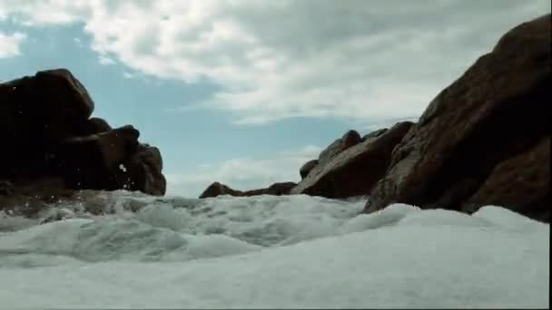 Kristal Turkuaz Deniz Dalgaları Kayalık Kıyıya Çarpar Altında Çekim Yapmak — Stok video