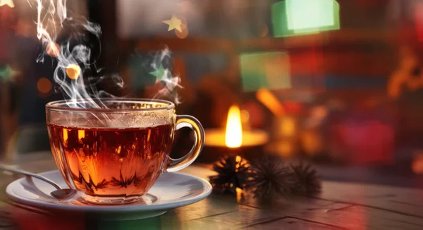 Noel şöminesinin yanında bir fincan sıcak çay. Kış ve Noel tatili kavramı.