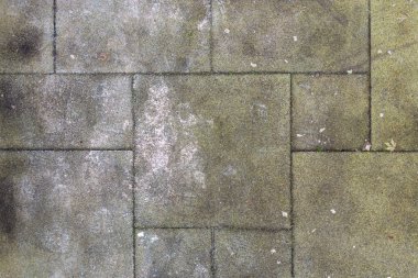 Üst Manzara. Kaldırımdaki eski kirli döşeme levhaları