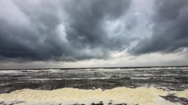 Fırtınalı denize karşı dramatik bir gökyüzü