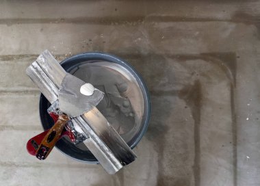 Kirli Spatula ve Kazıyıcı bir kova macunun üstünde..