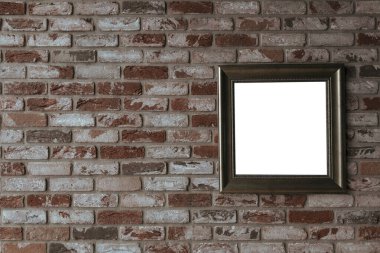 Tasarımınız için eski bir tuğla duvarda yeri olan klasik ahşap çerçeve