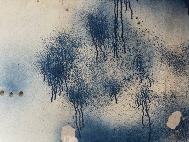 Boya damlaları, çatlaklar ve deliklerle dolu eski bir duvar parçası. Eski bir duvarın yapısı. Mimari tamir, onarım ve inşaat kavramı