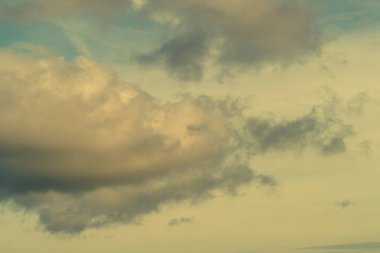 Gökyüzü Kaplaması. Tüylü bulutları olan güzel, parlak bir gökyüzü. Şeffaf arkaplanı olan doğa gökyüzü.