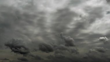 Hareket kontrollü zaman kaybı dramatik gökyüzü ve kara bulutlu kötü hava