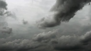 Hareket kontrollü zaman kaybı dramatik gökyüzü ve kara bulutlu kötü hava
