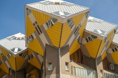 Rotterdam, Hollanda - 12 Temmuz 2025: Küp Evleri manzarası. Rotterdam 'daki Küp Evlerinin cesur ve fütüristik mimarisi ikonik bir yapıdır. 