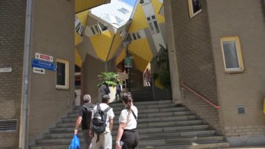  Rotterdam Hollanda - 12 Temmuz 2025: Küp evleri manzaralı. Şehir simgelerine bakan turistler