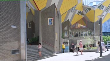  Rotterdam Hollanda - 12 Temmuz 2025: Küp evleri manzaralı. Şehir simgelerine bakan turistler