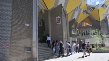  Rotterdam Hollanda - 12 Temmuz 2025: Küp evleri manzaralı. Şehir simgelerine bakan turistler