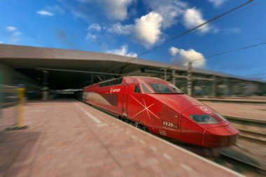 ROTTERDAM, NETHERLANDS, 1 Ağustos 2025. Kırmızı Eurostar hızlı treni Hollanda Demiryolları NS treninin yanında Rotterdam Central 'a varıyor.