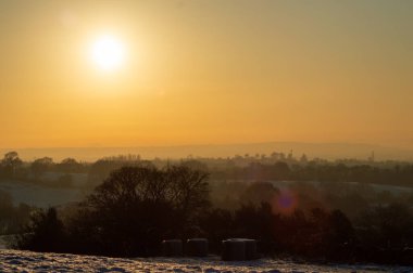 Güneşli manzara ve sarı gökyüzü 