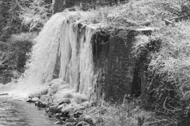 Şelale katı buza dönüştü..