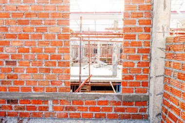 Beton duvarlı tuğla bina
