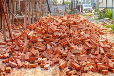İnşaat için Kızıl Çamur Tuğlaları Yığını